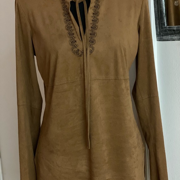 Max Studio women long sleeves blouse faux suede 
100% polyester RN# 58822 Cut# 7 - Picture 14 of 15
